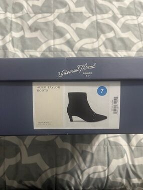 Universal Thread Taylor Ankle Boots in Black Size 7